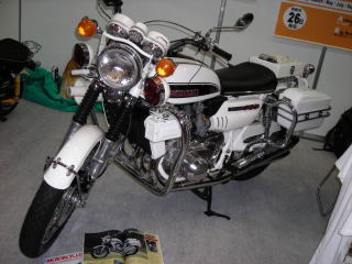 モーターマガジン社のブース。 GT750でしょうか?白バイです。本物かな??